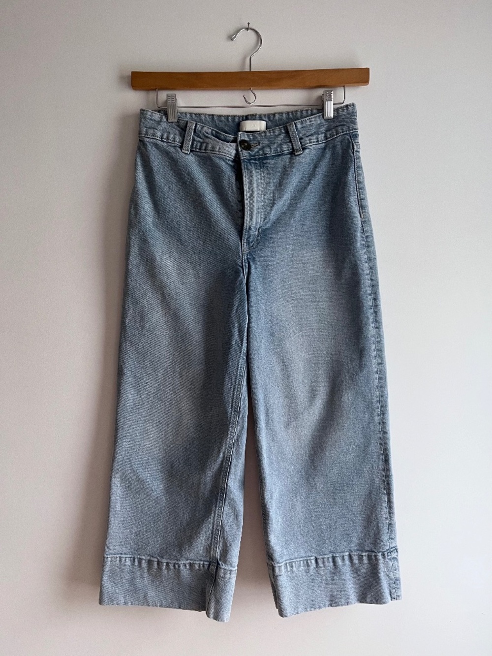 Wide leg cropped jeans with cuff in light wash - Size 10